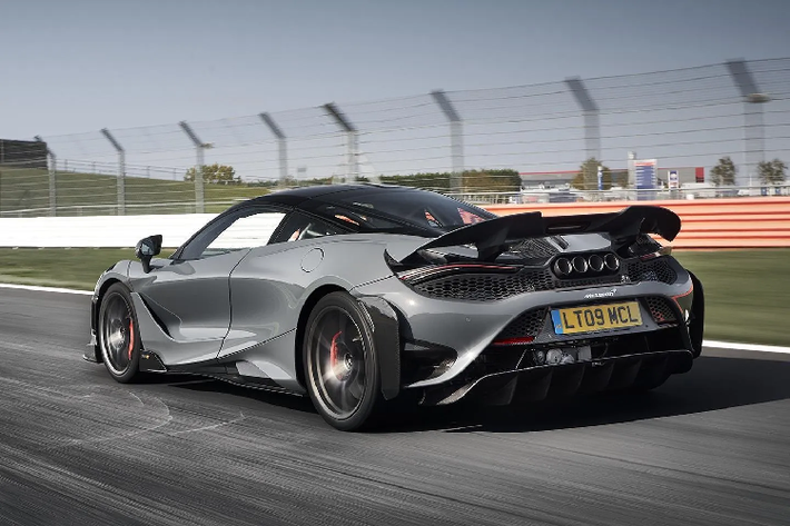 Để giúp McLaren 765LT có trọng lượng lý tưởng là 1.229 kg, hãng xe Anh quốc đã bỏ đi trang bị tiêu chuẩn là loa và hệ thống điều hoà. Nếu khách Việt nào có ý định mua McLaren 765LT hãy bảo hãng bỏ các đồ chơi này vào lại trong nội thất nhưng nhớ rằng mình không có mất tiền cho hai trang bị này đâu nhé.