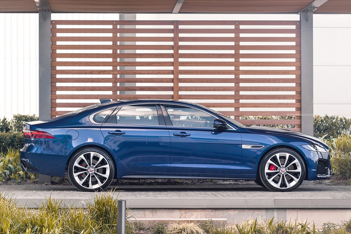 Là phiên bản facelift của thế hệ thứ 2 nên Jaguar XF 2021 không có nhiều sự khác biệt khi nhìn từ bên cạnh. Chiếc sedan có phần thân tối giản với gân dập nổi thẳng từ trước ra sau, khung cửa kính bo tròn mềm mại và trụ C vuốt nhẹ về phía đuôi. Chi tiết ốp trang trí cạnh hốc bánh xe trước được tinh chỉnh đôi chút cho cảm giác thể thao hơn.