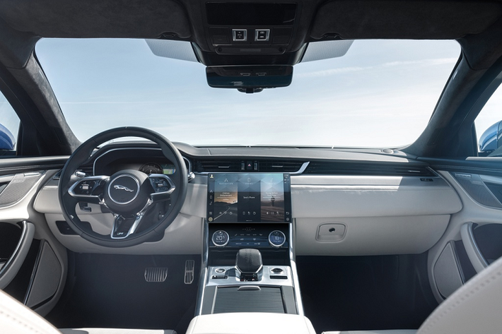 Nội thất có thể xem là điểm đáng chú ý nhất của Jaguar XF 2021. Cabin của mẫu sedan cao cấp và hiện đại hơn với thiết kế mới của vô-lăng, bảng tablo cũng như khu vực điều khiển trung tâm. Hệ thống thông tin giải trí Pivi Pro mới nhất của Jaguar đi cùng màn hình cảm ứng 11,4 inch hỗ trợ khả năng cập nhật phần mềm trực tuyến.