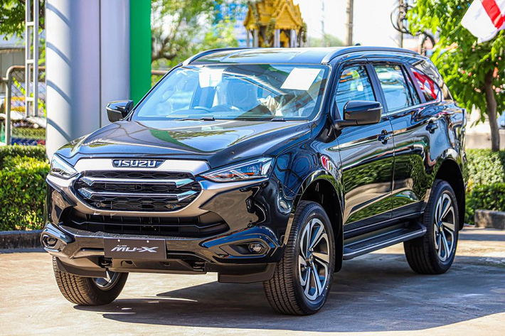 Isuzu Mu-X 2021 mới vừa được ra mắt tại thị trường Thái Lan hồi cuối tháng 10 vừa qua. Tại đây, mẫu SUV 7 chỗ có nguồn gốc Nhật Bản được bán ra với tổng cộng 7 phiên bản. Trong đó, Mu-X 1.9 Ultimate máy dầu là phiên bản cao cấp nhất với đầy đủ các trang bị tiện nghi và an toàn.
