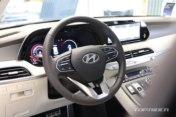 Hyundai Palisade VIP 2021 vốn được phát triển dựa trên bản Calligraphy cao cấp nhất của dòng SUV này. Theo hãng xe Hàn Quốc, đây là phiên bản đặc biệt với nội thất sang trọng hơn và tập trung vào hệ thống giải trí dành cho hành khách phía sau.