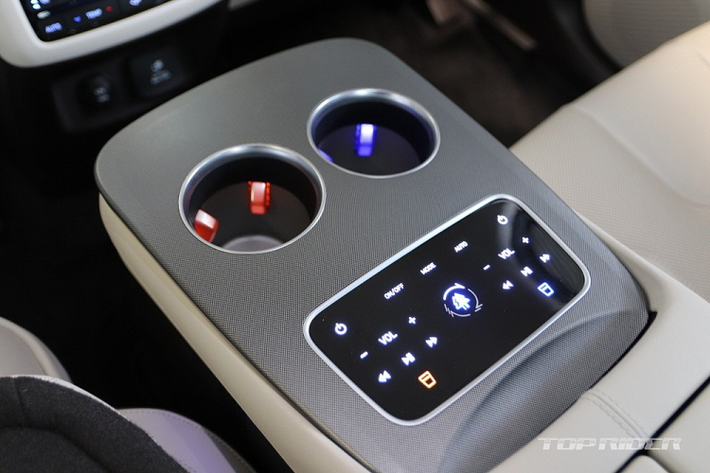 Người dùng chỉ tìm thấy sự khác biệt của Hyundai Palisade VIP 2021 khi bước vào bên trong mẫu xe này. Tại đây, Hyundai Palisade VIP 2021 được trang bị không gian nội thất sang trọng như Mercedes-Maybach GLS với ghế thương gia nằm tách rời nhau ở hàng thứ hai, đi kèm cụm điều khiển trung tâm và hệ thống giải trí mới.