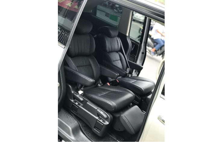 Mặc dù giá bán cao hơn xe Kia Sedona lắp ráp, nhưng Honda Odyssey vẫn là một lựa chọn dễ chơi hơn xe sang Mercedes-Benz V Class (V220d & V250) có giá 2,5 tỷ đồng tại thời điểm đó, hay xe Mỹ như Toyota Sienna nhập tư nhân, đặc biệt là các phiên bản cao lắp máy V6 3.5L “gánh” nhiều thuế TTĐB nên có giá bán không hề rẻ.