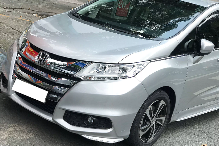 Giá cao là lý do hàng đầu khiến dòng xe Odyssey khó tiếp cận được khách hàng trong nước, vì thế mẫu xe này chỉ là một lựa chọn cho một nhóm nhỏ khách hàng có điều kiện kinh tế khá giả. Đặc biệt, đối với những khách hàng muốn mua xe MPV thương hiệu Nhật thì Honda Odyssey hạng sang là lựa chọn xe chính hãng duy nhất tại Việt Nam thời điểm đó.