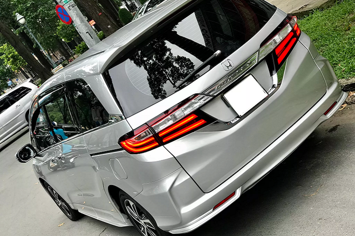 Khác với dòng Sedona có nội thất tông màu sáng, nội thất Honda Odyssey mang tông màu đen. Đi kèm với nhiều trang bị tiện nghi nổi bật như: hàng ghế trước chỉnh điện, hàng ghế thứ 2 sử dụng 2 ghế hạng thương gia với rèm che nắng, điều hòa tự động 3 vùng độc lập điều chỉnh bằng cảm ứng, tựa tay phía sau tích hợp điều chỉnh âm thanh và hộc chứa đồ, màn hình cảm ứng 7 inch…