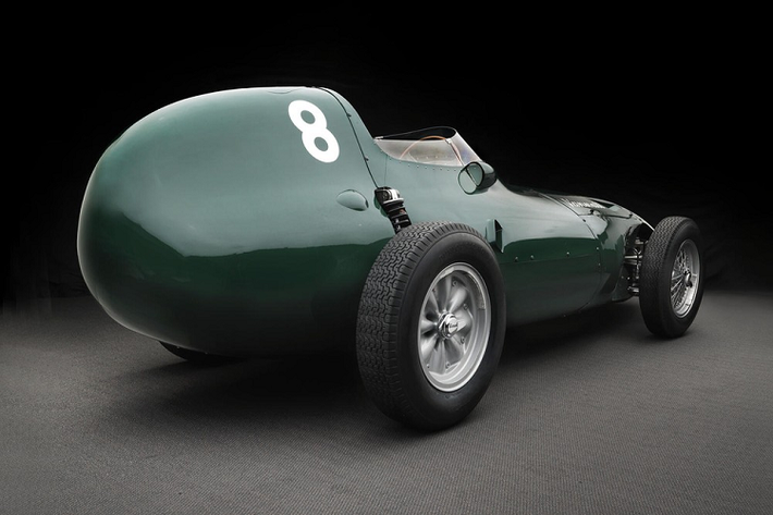 Khung gầm xe gốc đã được thiết kế bởi Colin Chapman, nhà sáng lập Lotus, trong khi hệ thống khí động học lại được thiết kế bởi Frank Costin. Mỗi chiếc xe kế tục chế tạo thủ công khá giống nguyên mẫu, giá xe Vanwall khoảng 1,65 triệu bảng Anh (tương đương 49,7 tỷ đồng).