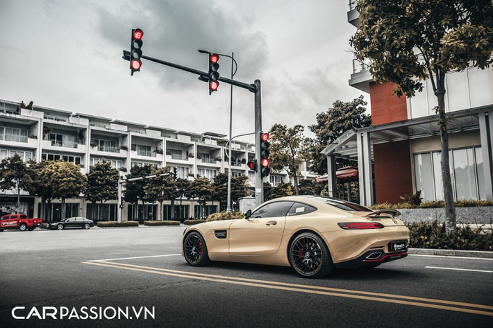 Đuôi xe tròn trịa với không nhiều điểm đáng chú ý, có lẽ Mercedes hướng đến việc tối giản nhằm cải thiện hiệu năng vận hành cũng như đảm bảo ngôn ngữ thiết kế Sensual Purity vẫn được thể hiện theo cách quyến rũ nhất có thể. Xe được trang bị một cánh gió nhỏ chỉnh điện, logo “AMG” và “GT S” được gắn ở hai bên đuôi xe, phía bên dưới là họng xả kép mạ chrome sáng bóng.