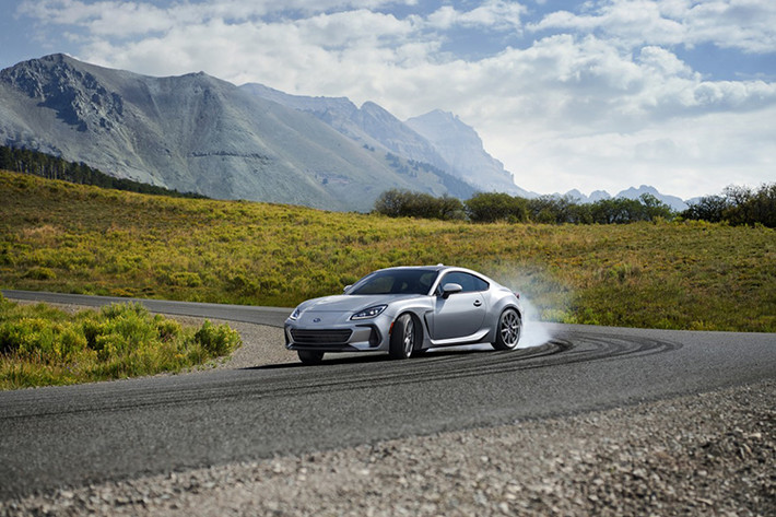 Subaru BRZ thế hệ thứ 2 vừa được ra mắt, ngoại hình của xe giống với mẫu concept từng được giới thiệu tại Tokyo Motor Show 2011. Mẫu xe thể thao này tiếp tục là sản phẩm hợp tác giữa Subaru và Toyota, trước đó cả 2 hãng đã hình thành một liên minh vốn mở rộng vào tháng 9 năm ngoái.