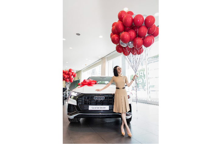 Vào chiều hôm qua, ngày 29/12/2020 vừa qus, Audi Việt Nam đã bàn giao chiếc SUV hạng sang Audi Q8 2020 mới cho Lệ Quyên. Được biết, nữ ca sĩ Giấc Mơ Có Thật là 1 trong những người đầu tiên sở hữu dòng xe SUV Audi Q8 chính hãng ở Việt Nam. Hiện không rõ nữ ca sĩ Lệ Quyên đã bỏ ra bao nhiêu tiền để sở hữu Audi Q8 2020, chỉ biết rằng, dòng xe SUV hạng sang Audi Q8 2020 có giá bán chính hãng hơn 5 tỷ đồng.