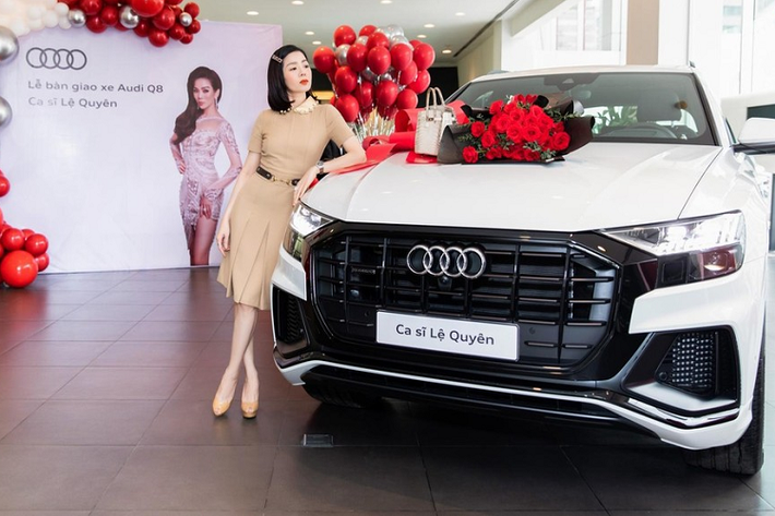 Như vậy, sau nhiều năm sử dụng chiếc xe siêu sang Bentley Flying Spur thế hệ thứ 2 biển tứ quý 5, nữ ca sĩ Lệ Quyên đã tậu thêm một xế khủng vào garage đó chính là chiếc SUV hạng sang Audi Q8 chính hãng đầu tiên về Việt Nam. Chiếc Audi Q8 của Lệ Quyên có tông màu trắng phối các chi tiết sơn đen.