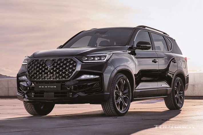 Cách đây vài ngày, hãng SsangYong đã tung ra những hình ảnh teaser mới của dòng SUV cỡ trung Rexton 2021. Đến nay, những hình ảnh nội - ngoại thất chính thức của SsangYong Rexton 2021 đã được tung ra. Tương tự phiên bản cũ, SsangYong Rexton 2021 mới vẫn dùng chung cấu trúc khung gầm sát-xi rời với mẫu xe bán tải Musso. Xe sở hữu chiều dài 4.720 mm, rộng 1.870 mm, cao 1.820 mm và chiều dài cơ sở 2.820 mm.