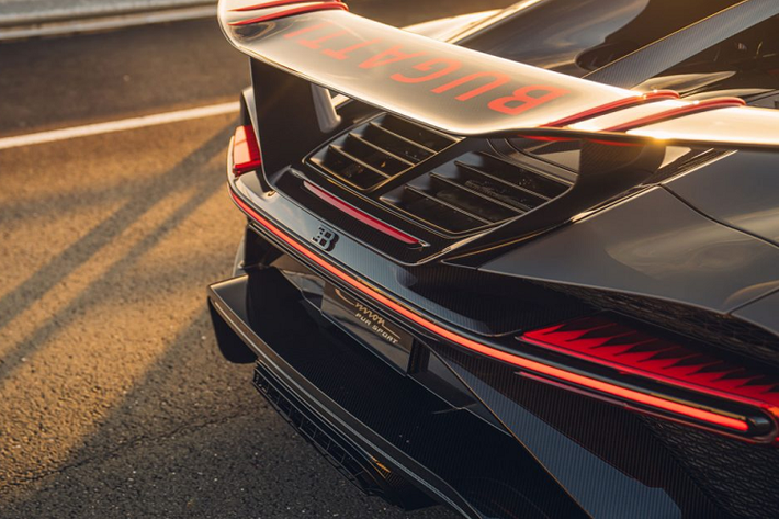Với Chiron Pur Sport, Bugatti đã hướng những chiếc siêu xe của mình đi theo một hướng mới đó là sự đa năng trên đường đua. Để có thể biến những chiếc xe vốn rất nhanh trên đường thẳng trở nên linh động, hãng xe hơi đến từ Pháp đã phải tinh chỉnh lại gần như toàn bộ các chi tiết cơ khí trên xe đồng thời thiết kế lại ngoại thất để cải thiện khả năng khí động học.
