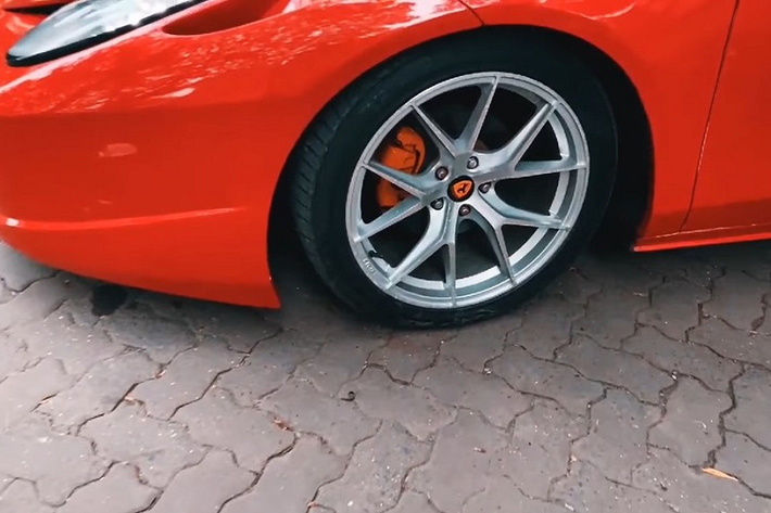 Trên đầu xe, chiếc ô tô tự chế này được trang bị cụm đèn pha khá giống với Ferrari 458 Italia thật. Tương tự như vậy, cản trước, nắp ca-pô và kính chắn gió cũng được thiết kế không khác gì Ferrari 458 Italia nguyên bản.
