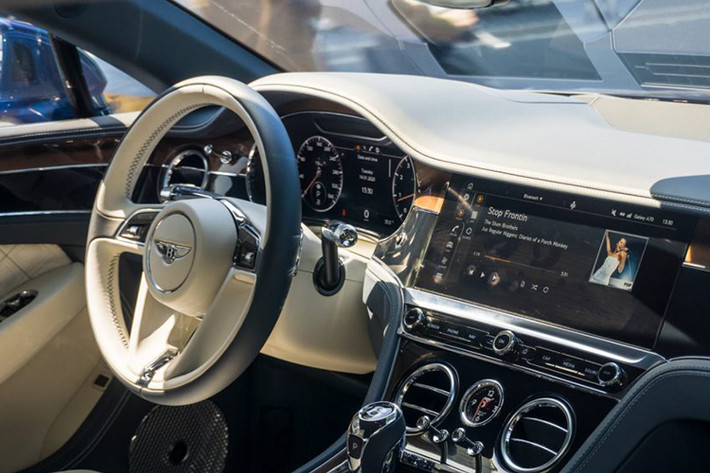 Không chỉ đem tới cảm giác đẳng cấp ở phần thiết kế ngoại thất, Bentley luôn biết cách làm thoả mãn khách hàng nhờ khoang cabin đơn giản nhưng vẫn ẩn chứa sự tinh tế và sang trọng hàng đầu. Trên mẫu Continental GT W12, toàn bộ không gian xe đều được bọc da thượng hạng, ốp gỗ cao cấp, các chi tiết thêu tay thủ công.