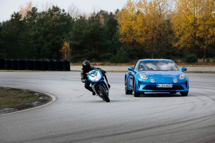 MV Agusta Superveloce Alpine được trang bị động cơ 3 xi-lanh dung tích 798cc sản sinh công suất 145 mã lực và mô-men xoắn 88Nm, đi kèm là hộp số 6 cấp.