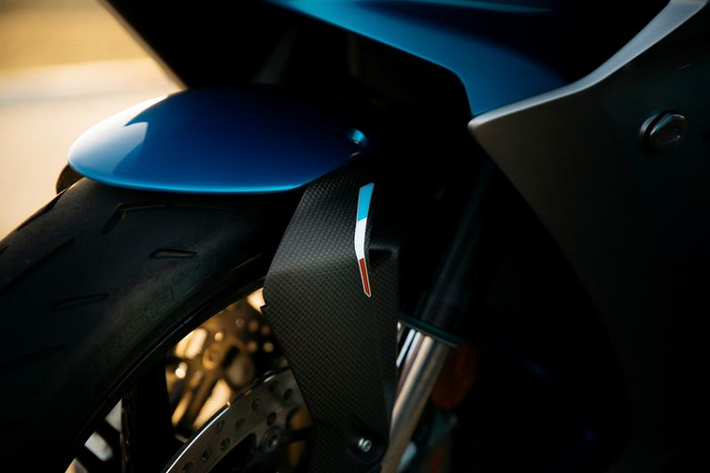 Bên cạnh đó, MV Agusta Superveloce Alpine còn nhận được sự hỗ trợ từ tay đòn bằng nhôm, phanh trước hiệu Brembo, lốp Pirelli Diablo Rosso Corsa II, nhiều thành phần làm từ sợi carbon kết hợp titan và màn hình kỹ thuật số 5 inch trong buồng lái.