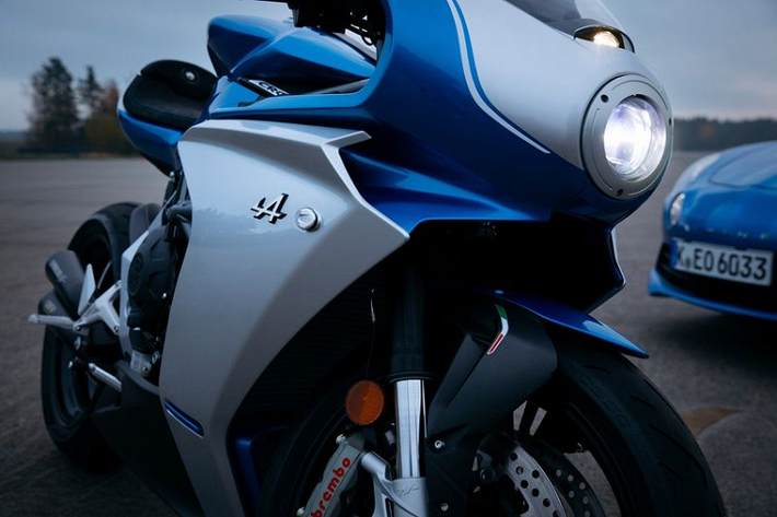 MV Agusta Superveloce Alpine còn nhận được sự hỗ trợ từ tay đòn bằng nhôm, phanh trước hiệu Brembo, lốp Pirelli Diablo Rosso Corsa II, nhiều thành phần làm từ sợi carbon kết hợp titan và màn hình kỹ thuật số 5 inch trong buồng lái.