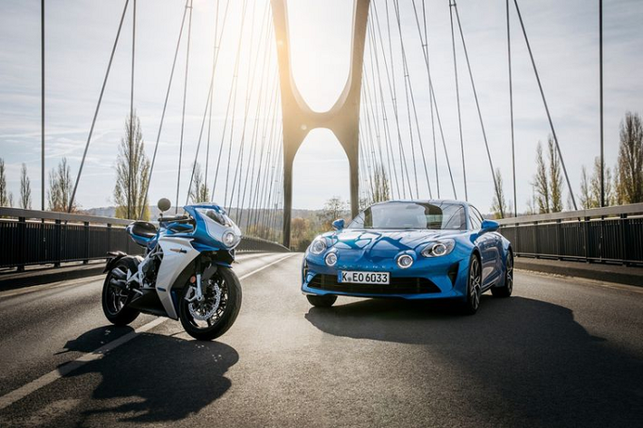 MV Agusta Superveloce Alpine 2021 mới được hoàn thiện trong màu xanh lam bắt mắt tương tự như màu sơn của Alpine A110. Đặc biệt, chiếc xe còn có các biểu tượng và logo Alpine cùng bộ mâm CNC được gia công tỉ mỉ và phủ sơn đen cá tính.