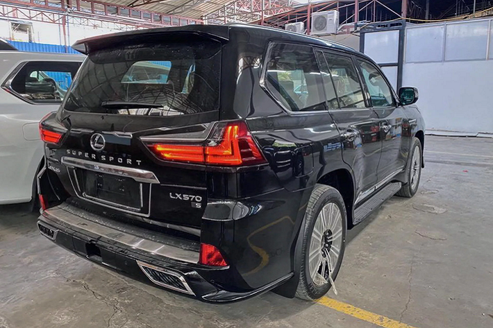 Xe được trang bị như hệ thống bao gồm: điều khiển lực kéo bốn bánh (A-TRAC) giúp kiểm soát trượt bánh xe, bộ vi sai chống trượt từ Torsen giúp phân bổ mô-men xoắn 40:60 giữa hai cầu trong điều kiện lái xe bình thường và tự động điều chỉnh phân bố mô-men xoắn khi cần thiết. Vận hành êm ái hơn nhờ hệ thống treo tự thích ứng thích nghi với từng điều kiện hoạt động (Adaptive Variable Suspension - AVS),…
