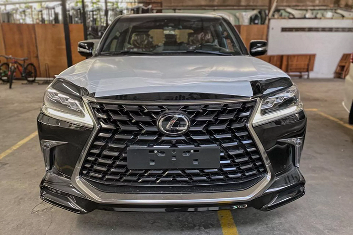 So với phiên bản cũ, mẫu xe SUV hạng sang Lexus LX 570 Super Sport S 2021 được thiết kế lại một số chi tiết ngoại thất như bodykits và mâm mới, trong khi lưới tản nhiệt và đèn pha LED cũng được tinh chỉnh lại để khác biệt hơn so với bản cũ. Chiếc LX 570 Super Sport S 2021 này mang màu đen bóng làm chủ đạo với nhiều chi tiết màu chrome sáng. Xe sở hữu ngoại thất mang tông màu đen tối giản nhằm định hình phong cách sang trọng, lịch lãm.