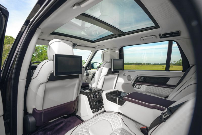 Chưa hết, trần xe cũng được lót da tương tự và cabin còn có các tấm ván ép sọc Argento cùng những điểm nhấn bằng da Calluna tương phản.