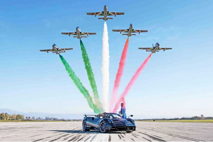 Huayra Tricolore tự hào với họa tiết cờ Ý xuyên suốt thân xe, cản trước tái thiết kế tích hợp bộ chia gió trước nổi bật hơn, một ống hút gió mới ở phía trước và các khe gió mạnh mẽ hơn giúp tăng khả năng làm mát động cơ.
