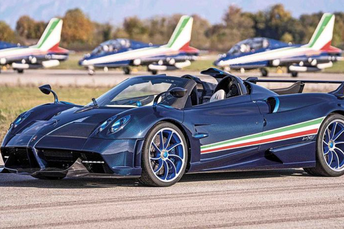 "Thần gió" Pagani Huayra Tricolore mới chỉ nặng 1.270 kg, tương đương một chiếc Volkswagen Golf sử dụng động cơ 3 xi-lanh. Huayra Tricolore được trang bị cỗ máy tăng áp kép V12 6.0L do Mercedes-AMG phát triển riêng cho Pagani, sản sinh công suất lên tới 829 mã lực và mô-men xoắn cực đại 1.100 Nm. Sức mạnh được gửi đến các bánh sau thông qua hộp số tuần tự 7 cấp.