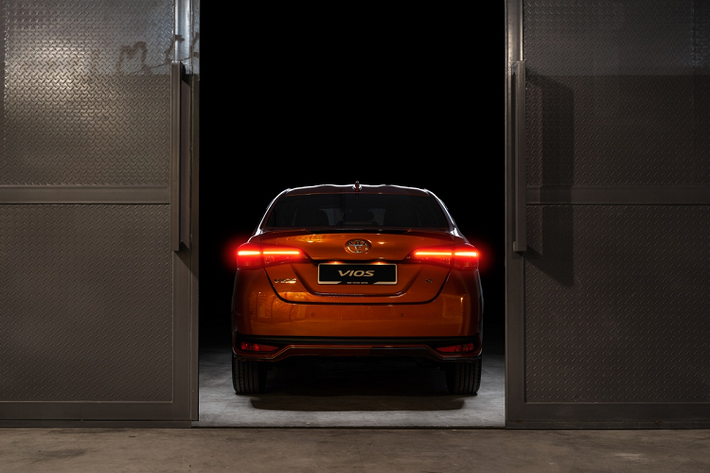 Mẫu xe sedan Toyota Vios 2021 tại Malaysia là phiên bản lắp ráp trong nước (CKD) ở nhà máy đặt tại Bukit Raja, Klang. Bên dưới ca-pô, mẫu xe hạng B vẫn sử dụng động cơ 2NR-FE 4 xy-lanh 1.5L, sản sinh công suất 105 mã lực và mô-men xoắn 140 Nm. Tại Malaysia, tất cả phiên bản Vios sử dụng hộp số CVT giả lập 7 cấp và hệ dẫn động cầu trước.
