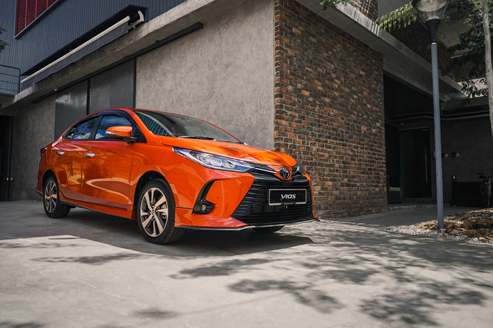 Toyota đã mở đặt hàng cho Vios 2021 tại Malaysia từ ngày 16/11. Đến nay, mẫu sedan hạng B chính thức ra mắt thị trường này. Toyota Vios facelift 2021 mới có 3 phiên bản J, E và G với mức giá lần lượt là 18.500 USD, 20.450 USD và 21.700 USD (từ 428 - hơn 500 triệu đồng). So với đời trước, Vios 2021 rẻ hơn đôi chút ở bản J và đắt hơn ở 2 bản còn lại.