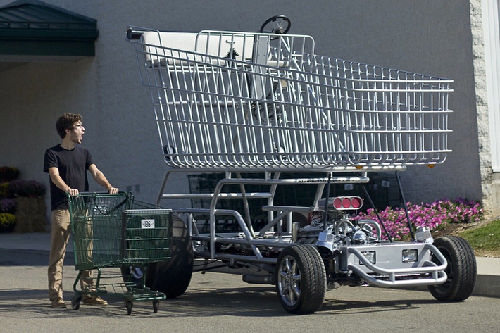 Xe đẩy hàng Shopper Chopper này được xem là nhanh nhất thế giới (dù không mang danh nghĩa chính thức), chiếc xe đẩy hàng duy nhất ở Mỹ có giấy phép hoạt động hợp pháp trên đường phố, và cũng là một chiếc xe tự chế vô cùng ấn tượng. Nó thực tế là một chiếc xe đẩy hàng được “thổi phồng” kích thước và trang bị một động cơ Chevrolet V8.