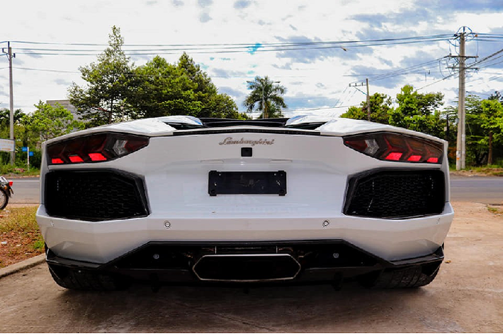 Siêu xe Lamborghini Aventador LP700-4 mui trần có 3 chế độ chạy được tích hợp hẳn trên vô lăng của xe bao gồm Strada-đường phố, Sport-thể thao và cuối cùng là Corsa-đường đua. Hiện giá xe Lamborghini Aventador LP700-4 tại Việt Nam sau khi đã đóng đủ thuế và phí... theo công bố của Bộ Tài Chính là trên 37 tỷ đồng.