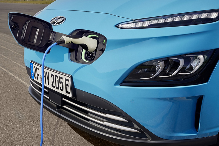 Hyundai Kona Electric 2021 mới có thời gian sạc pin từ mức pin 10% lên 80% với dòng điện một chiều công suất 50 kW là 48 phút đối với phiên bản tiêu chuẩn và 64 phút đối với phiên bản dùng bộ pin 64 kWh. Nếu dùng bộ sạc nhanh 100 kW, cả 2 phiên bản chỉ mất 47 phút.