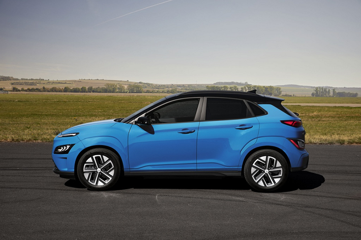 Giá xe Kona Electric 2021 chưa được công bố, xe sở hữu trang bị an toàn với gói SmartSense (hỗ trợ tránh va chạm phía sau, cảnh báo điểm mù), cảnh báo xe phía trước di chuyển, cảnh báo khi mở cửa, kiểm soát hành trình thông minh, hỗ trợ đổ đèo... Kona Electric mới khả năng cũng được trang bị tính năng eCall, cho phép xe tự động liên hệ với các dịch vụ khẩn cấp khi túi khí bung.