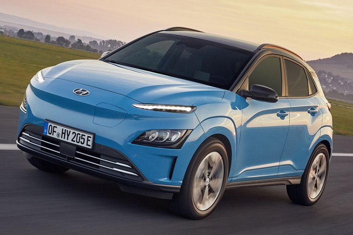 Hãng xe Hàn Quốc vừa ra mắt mẫu ôtô điện Hyundai Kona Electric 2021 phiên bản mới. So với phiên bản cũ, Kona Electric đời 2021 trông mềm mại và trung tính hơn. Hyundai cung cấp cho Kona Electric mới 2 phiên bản động cơ.
