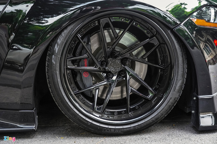 Thay vì sử dụng cánh gió sau cỡ lớn như những bản độ thân rộng khác, chiếc Mustang GT được trang bị cánh gió cố định của Clinched Flares.