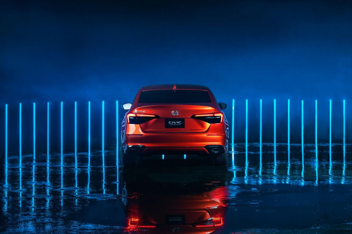 Vòng sang bên sườn, chúng ta sẽ thấy rõ sự ảnh hưởng của Accord lên Honda Civic thế hệ thứ 11. Tại đây, mẫu sedan cỡ C này được trang bị đường chân kính hướng lên trên ở cột C giống Honda Accord. Thiết kế tổng thể của sườn xe và phần nóc dốc về phía sau theo phong cách coupe trên Honda Civic 2022 cũng gợi liên tưởng đến Accord.
