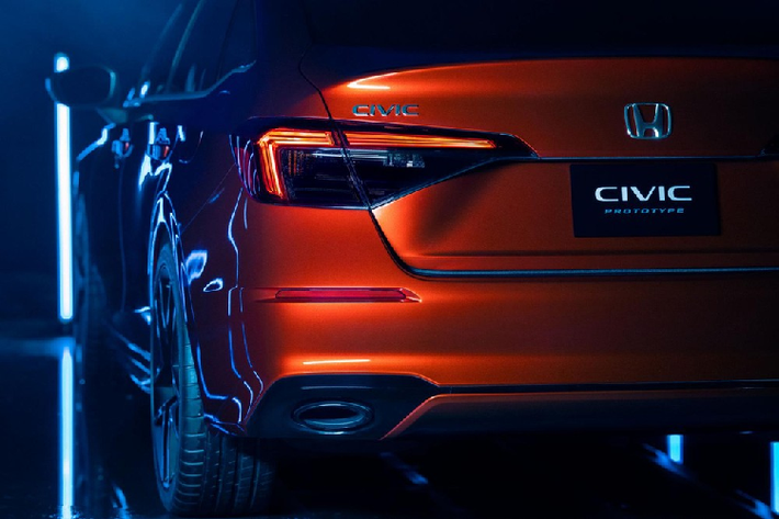 Những điểm đáng chú ý khác của Honda Civic 2022 khi nhìn từ bên ngoài chính là cản sau đơn giản hơn, tích hợp đèn phản quang thanh mảnh nằm ngang, và ống xả hình bầu dục ở hai góc với viền bao quanh màu đen. Đáng tiếc là hiện hãng Honda chưa công bố hình ảnh nội thất bên trong Civic mới. Tuy nhiên, qua hình ảnh phác họa, có thể thấy Honda Civic 2022 được trang bị chi tiết lưới hình tổ ong trên mặt táp-lô với viền đen bóng xung quanh và cửa gió điều hòa thanh mảnh.