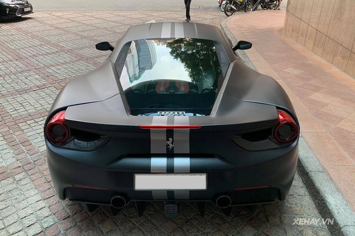 Thêm vào đó, 488 được tiếp thu công nghệ lái từ 458 Speciale, 488 GTB nhanh hơn so với 458 một chút. Hệ thống phanh và lốp xe giống “thửa” lại của siêu xe LaFerrari.