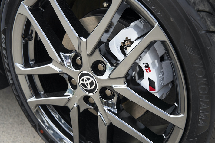 Toyota CH-R GR Sport 2021 mới sẽ được trang bị bộ mâm hợp kim 19 inch 5 chấu chữ Y, bọc bởi bộ lốp 225/45. Nhờ hệ thống treo thể thao mới, chiếc SUV hạ thấp 15 mm, tăng tính khí động học. Chiếc xe được nâng cấp thanh chống lật, thanh giằng trung tâm để tăng độ ổn định.