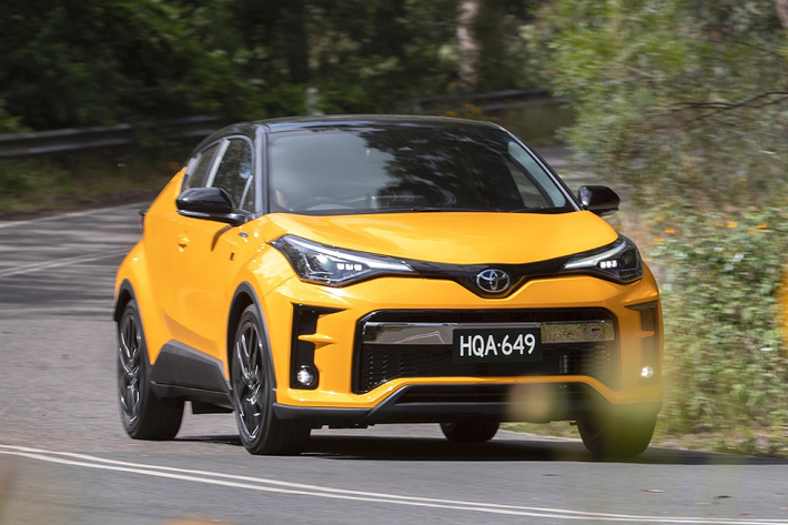 Không giống với phiên bản châu Âu, CH-R tại Australia nhận được bộ bodykit từ Nhật Bản. Chiếc SUV hạng B có cản trước giống với GR Yaris, lưới tản nhiệt hình chữ nhật, đèn sương mù tích hợp trong hốc gió giả. Một số chi tiết sơn đen bóng như ốp gương chiếu hậu, mui xe, cánh gió sau.