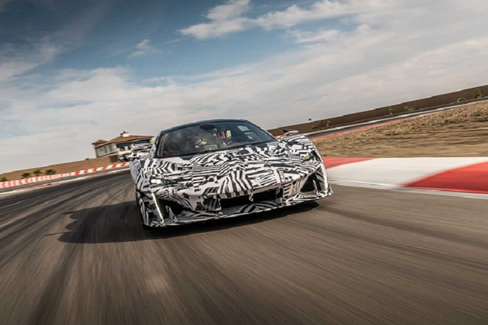 Một số tin đồn trước đó chỉ ra rằng McLaren Sabre bản giới hạn sử dụng hệ thống truyền động hybrid với công suất lên đến hơn 1000 mã lực. Tuy nhiên, các tin đồn này không hoàn toàn đúng khi Sabre được trang bị động cơ đốt trong loại V8 4.0L tăng áp kép. Thông cáo báo chí không công bố những thông số kỹ thuật cụ thể của động cơ này, ngoại trừ sức mạnh ấn tượng với con số 824 mã lực và 800 Nm. McLaren đã cung cấp cho trang tin Motor1 một tuyên bố chính thức liên quan đến siêu xe Sabre, nhưng đáng tiếc là không có quá nhiều thông tin mang tính cụ thể.