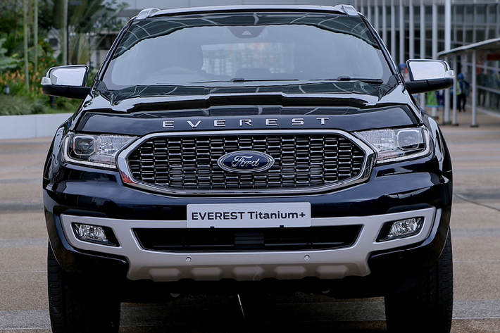 Dễ nhận ra nhất là thay đổi ở lưới tản nhiệt trên Everest 2021. Mẫu SUV này nhận được lưới tản nhiệt dạng lưới, thay vì dạng thanh ngang như đời cũ. Tất cả phiên bản của Everest mới đều được gắn thêm dòng chữ tên xe ở cuối nắp ca-pô. Thực chất, thay đổi trên Everest 2021 đã có từ phiên bản Sport của đời 2020. Sau khi nhận được phản hồi tích cực về thiết kế này, Ford đã áp dụng cho tất cả phiên bản của Ford Everest thế hệ mới.
