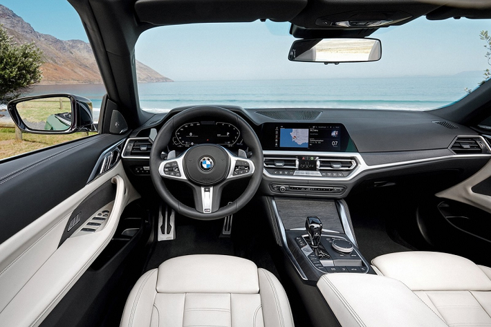 Ở bên trong, BMW 4-Series Convertible được phủ trong vật liệu giả da Sensatec hoặc da Vernasca cao cấp. Chiếc xe thể thao sở hữu hệ thống thông tin giải trí iDrive 7.0 mới nhất với màn hình cảm ứng trung tâm 8,8 inch (hoặc 10,3 inch), bảng đồng hồ kỹ thuật số 12,3 inch.