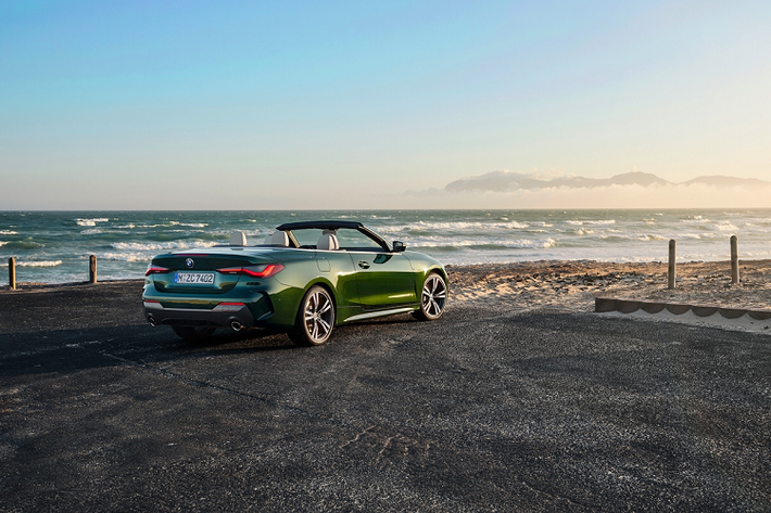 BMW 420i thế hệ mới sử dụng động cơ 4 xy-lanh tăng áp, dung tích 2.0L sản sinh công suất 181 mã lực và mô-men xoắn 300 Nm. Các trang bị đi kèm theo xe gồm mâm 19 inch, hàng ghế trước thể thao có sưởi, nội thất bọc da, điều hòa 3 vùng, màn hình HUD, sạc điện thoại không dây...