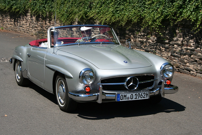 Sau đó, ông Biden sở hữu một chiếc Mercedes-Benz 190 SL. 190 SL là mẫu mui trần thể thao được sản xuất từ tháng 5/1955 đến tháng 2/1963. Mercedes-Benz 190 SL là phiên bản giá rẻ của huyền thoại 300 SL, ra mắt tại triển lãm New York Auto Show 1954. Mẫu xe thể thao này sử dụng động cơ 4 xy-lanh thẳng hàng 1.9L, sản sinh công suất 104 mã lực.