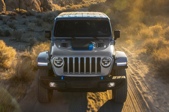 Được xây dựng từ phiên bản Unlimited (bản 5 cửa), mẫu xe địa hình Jeep Wrangler 4xe mang ngoại hình hầm hố đặc trưng của Jeep. Những chi tiết nhận diện được giữ nguyên như lưới tản nhiệt gồm các thanh dọc, đèn chiếu sáng hình tròn, cản trước/sau cỡ lớn hay vòm bánh xe vuông vức.