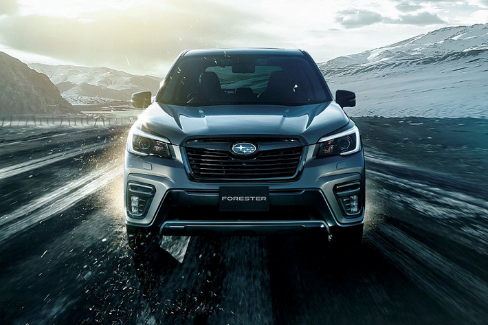 Ngoài động cơ tăng áp, hãng Subaru còn thay đổi cả cài đặt hệ thống giảm xóc và lò xo trụ của Forester Sport 2021. Thêm vào đó là những thay đổi về ngoại thất như lưới tản nhiệt, hốc đèn sương mù màu đen, bộ vành hợp kim 18 inch sơn màu tối và 2 ống xả đằng sau để giúp khách hàng phân biệt Subaru Forester Sport 2021 với bản thường.