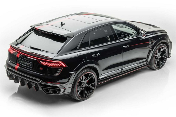 Ngoài ra, hãng độ Đức cũng sửa đổi khá nhiều ở nội / ngoại thất của Audi RS Q8. Trước tiên, Mansory đã "khoác" cho RS Q8 một "bộ cánh" hoàn toàn mới có tông màu chủ đạo là màu đen bóng, kết hợp với một vài điểm nhấn màu đỏ tương phản nổi bật.