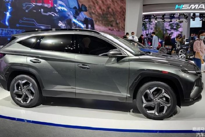 Phiên bản Hyundai Tucson L 2021 mới tại Trung Quốc cũng có cùng kích thước với các bản ở Hàn Quốc và Mỹ, cụ thể xe dài 4.630 mm, rộng 1.865 mm, cao 1.665 mm và chiều dài cơ sở 2.755 mm. Xe được sản xuất tại nhà máy Bắc Kinh - Hyundai.
