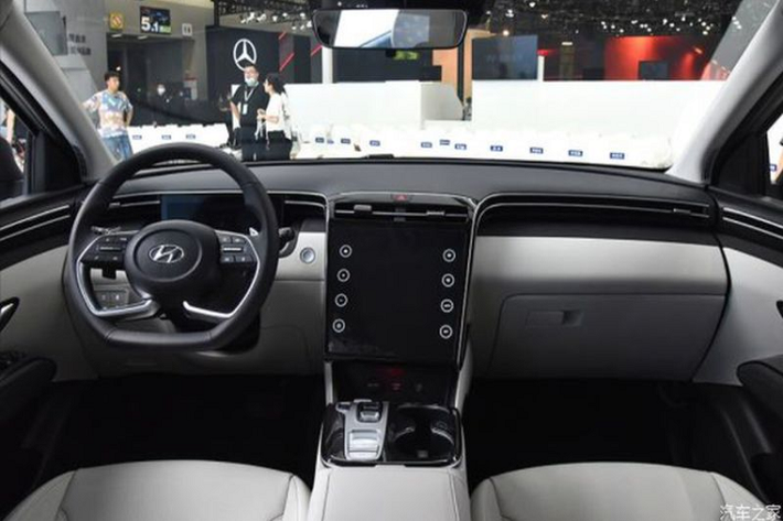 Bên cạnh đó, Hyundai Tucson L của Trung Quốc cũng được lắp đặt vô lăng đa chức năng hình chữ D đáy phẳng thể thao khác với vô lăng hình tròn như bản Mỹ.